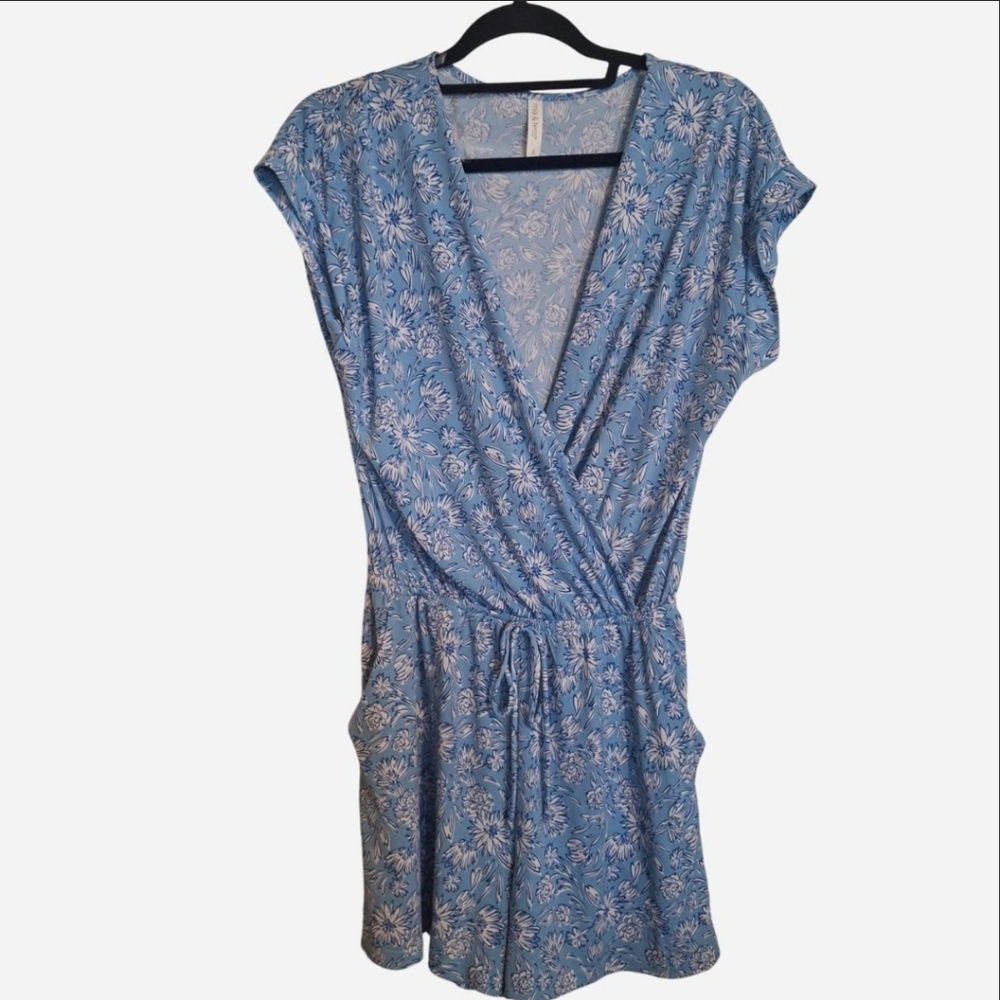 Mia and Tess Blue and white floral romper with pockets Size Small Relaxed NWOT